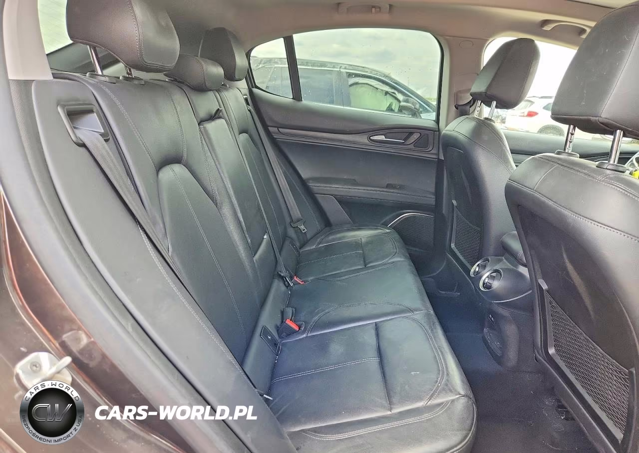 2018 Alfa Romeo Stelvio VIN:ZASFAKAN0J7C05198 - 11
