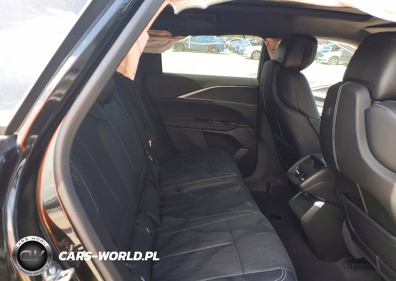 2026 Cadillac Lyriq Luxury VIN:1GYKPNRL0TZ301277 - 10