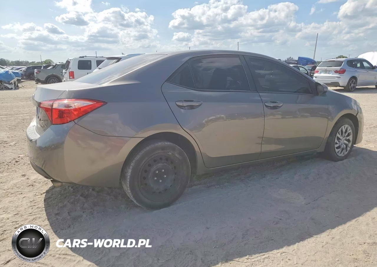 2018 Toyota Corolla Le VIN:2T1BURHEXJC029515 - 3