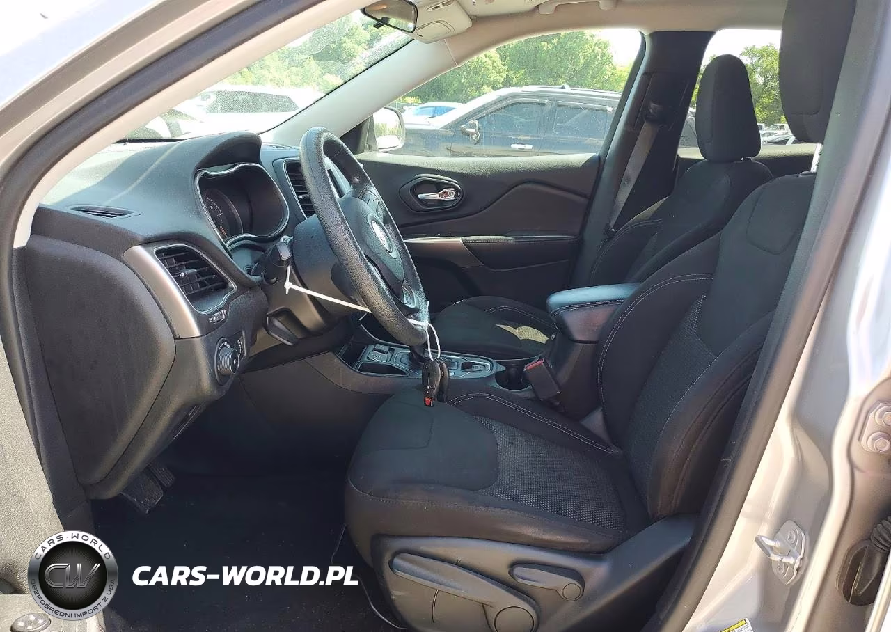 2019 Jeep Cherokee Latitude VIN:1C4PJLCB0KD469787 - 7