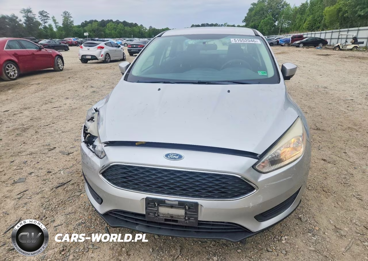 2018 Ford Focus Se VIN:1FADP3F26JL324101 - 5