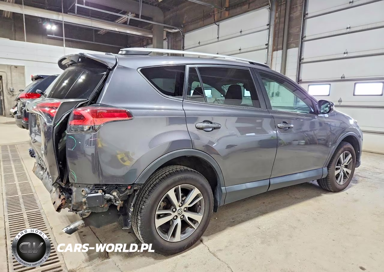 2018 Toyota Rav4 Xle VIN:2T3RFREV4JW747189 - 3