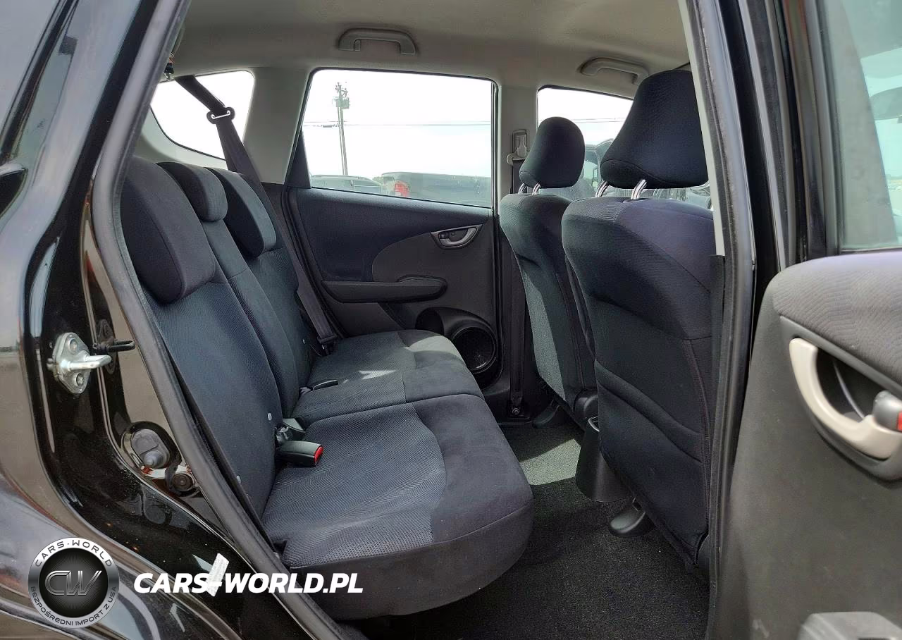 2011 Honda Fit Sport VIN:JHMGE8H56BS000699 - 10