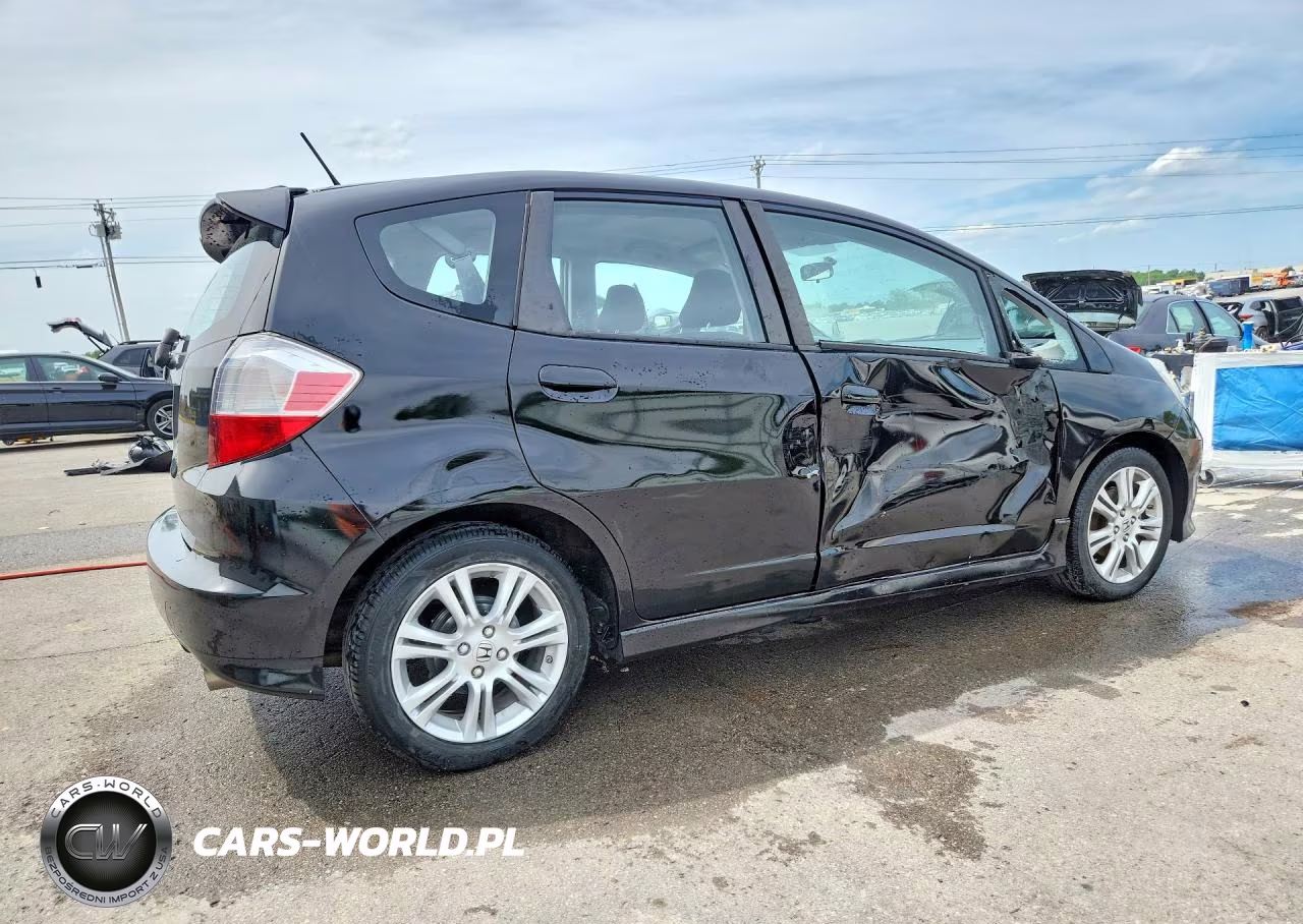 2011 Honda Fit Sport VIN:JHMGE8H56BS000699 - 3