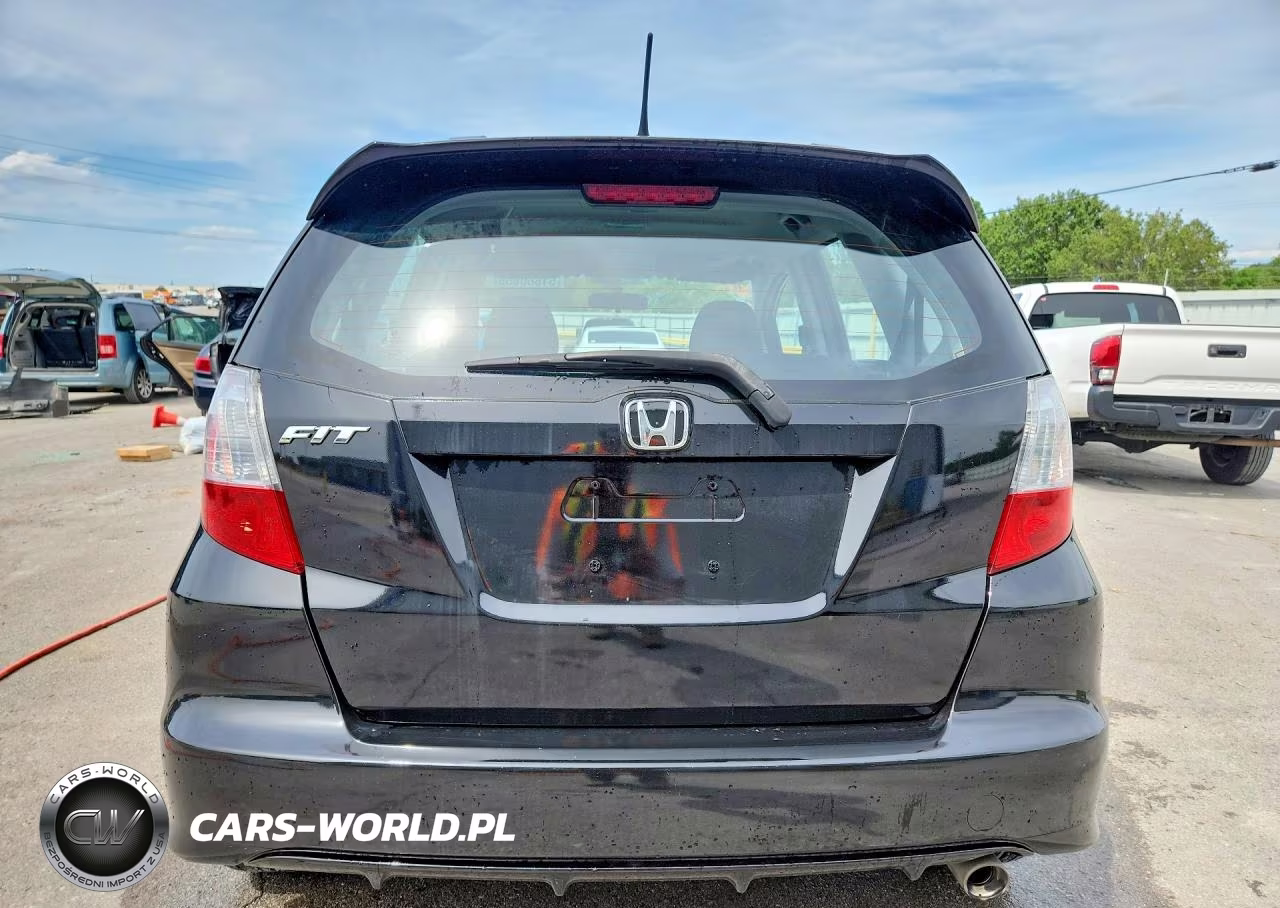 2011 Honda Fit Sport VIN:JHMGE8H56BS000699 - 6