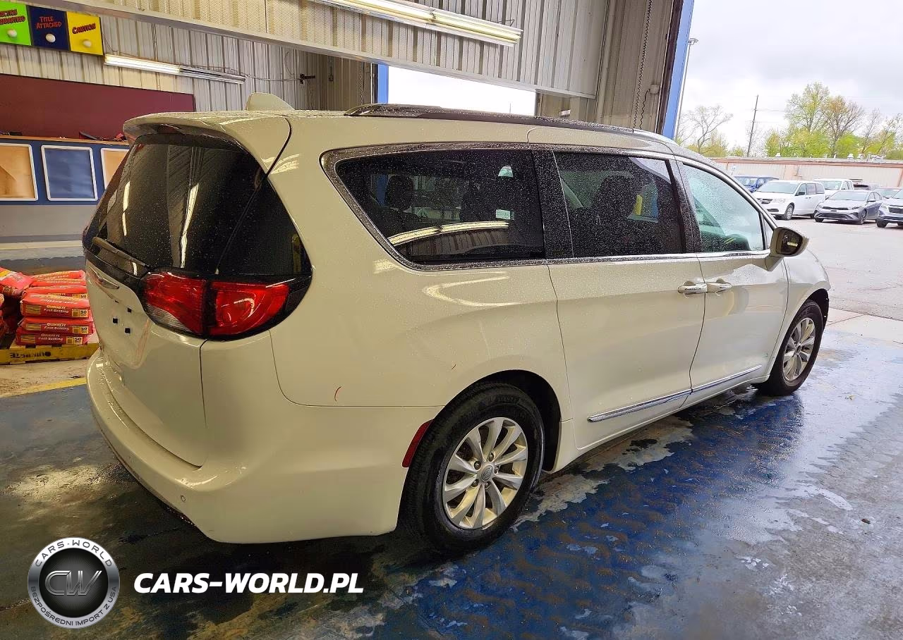 2018 Chrysler Pacifica Touring L VIN:2C4RC1BG6JR210964 - 3