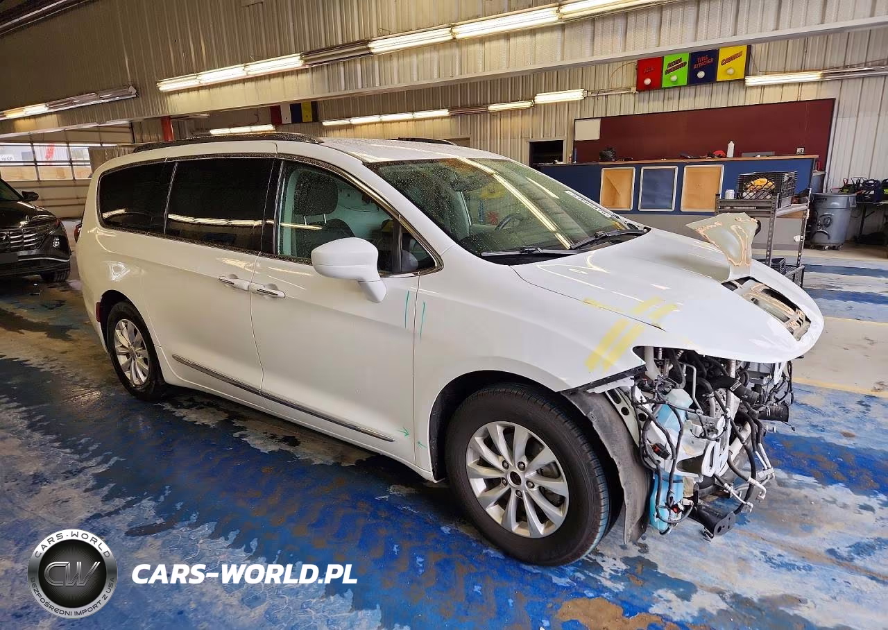 2018 Chrysler Pacifica Touring L VIN:2C4RC1BG6JR210964 - 4