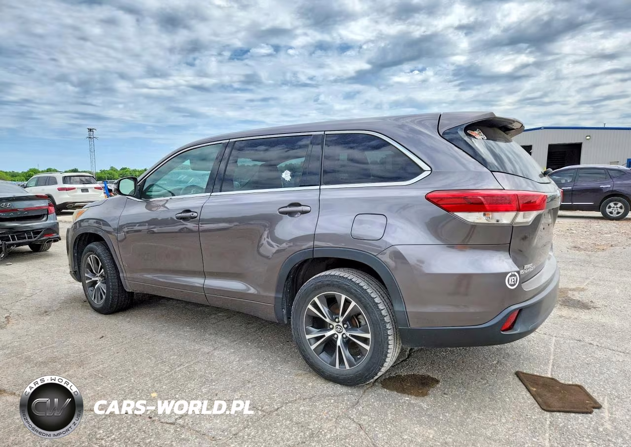 2018 Toyota Highlander Le VIN:5TDZARFH3JS034471 - 2