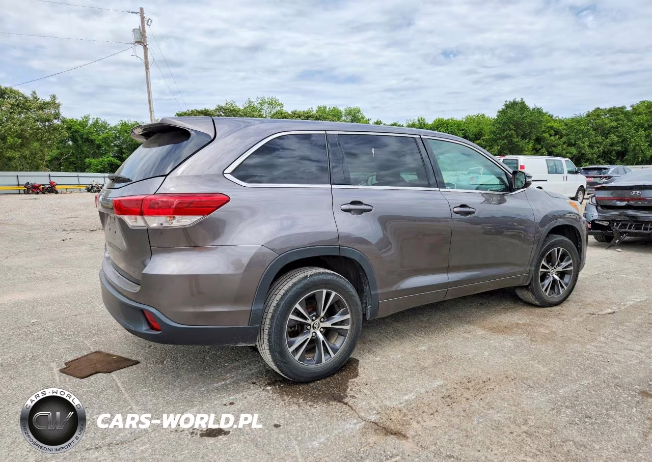 2018 Toyota Highlander Le VIN:5TDZARFH3JS034471 - 3