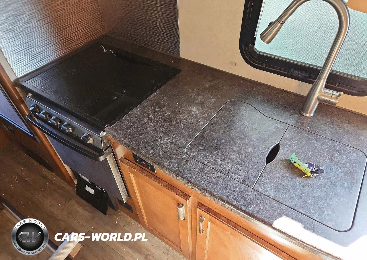 2018 Lance Recreational Vehicle (Rv) VIN:56YTT1620JL322902 - 6