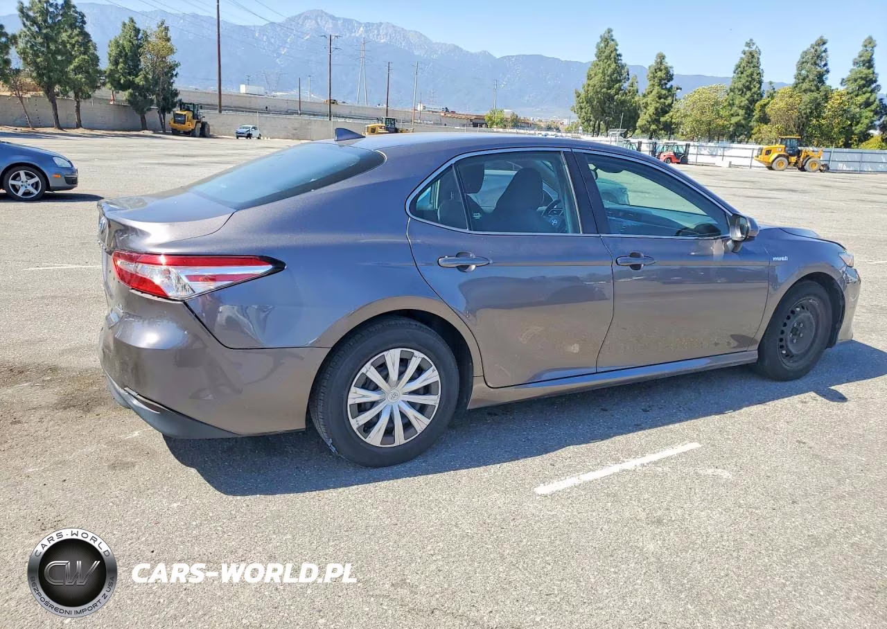 2020 Toyota Camry Le VIN:4T1C31AK5LU525171 - 3