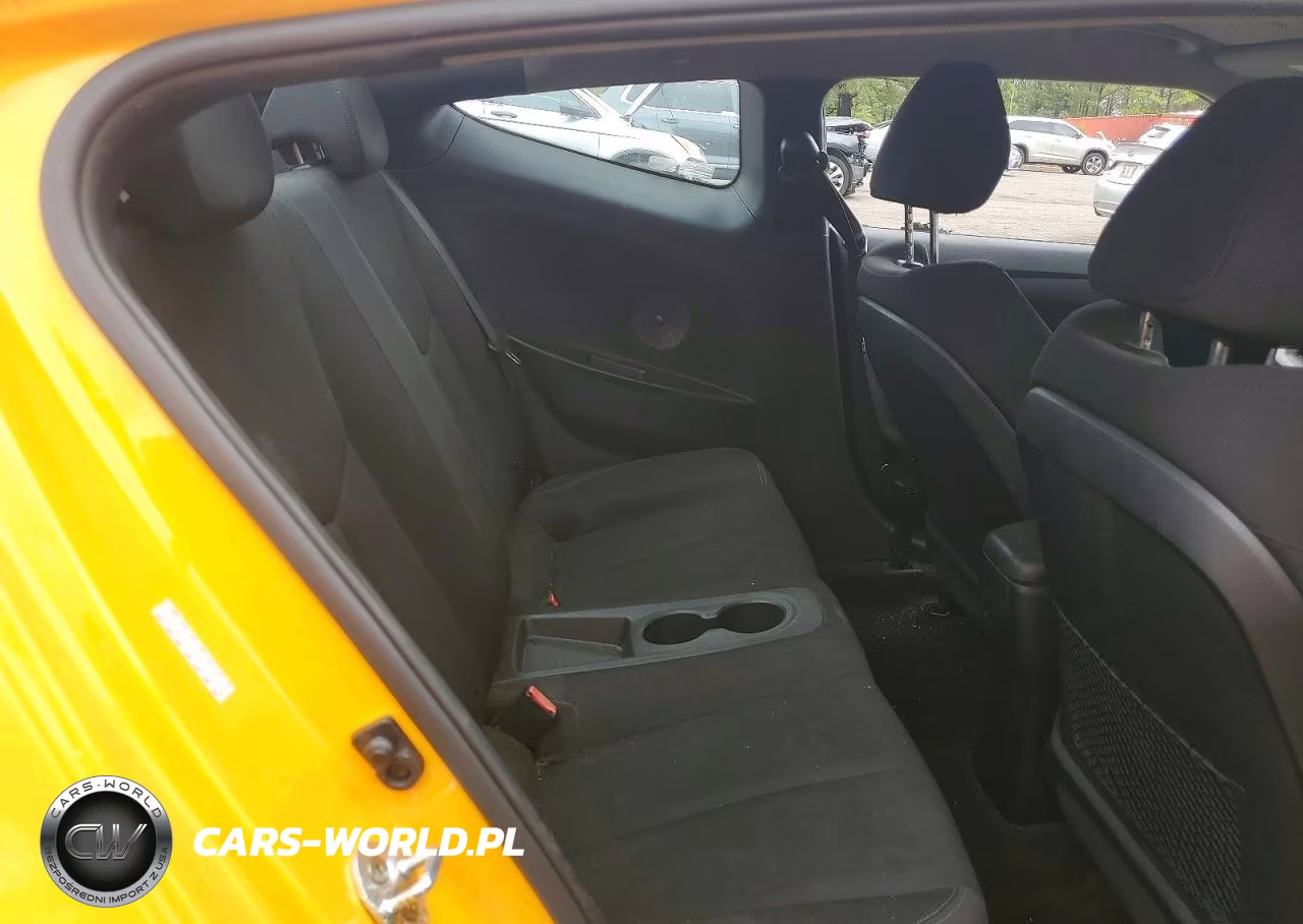 2016 Hyundai Veloster Base VIN:KMHTC6ADXGU275334 - 10