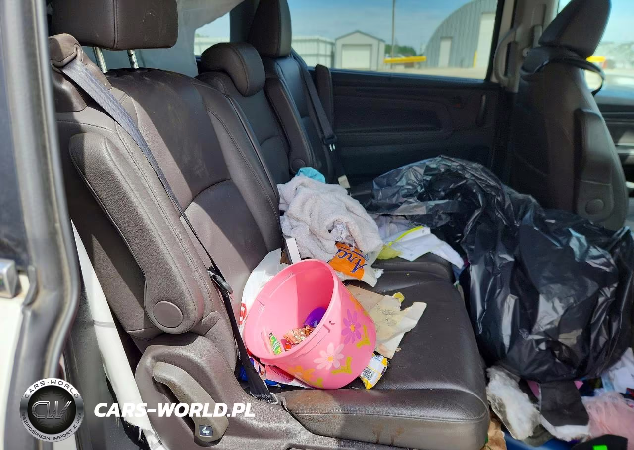 2018 Honda Odyssey Touring VIN:5FNRL6H82JB001021 - 11
