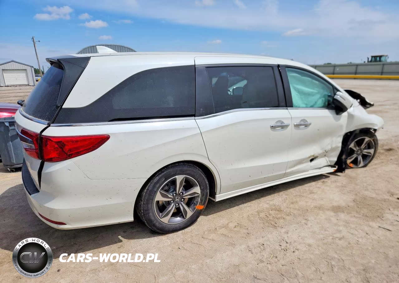 2018 Honda Odyssey Touring VIN:5FNRL6H82JB001021 - 3