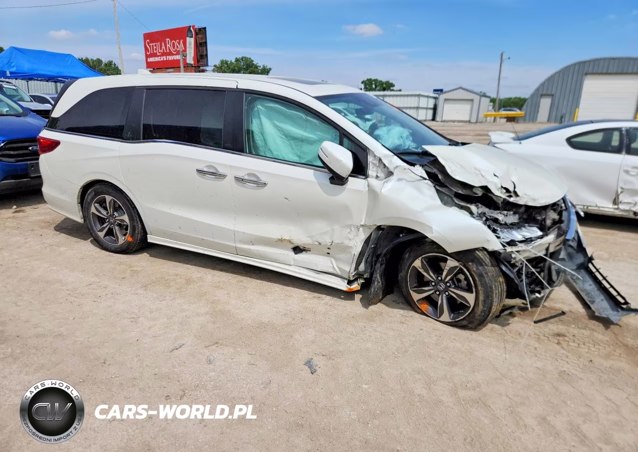 2018 Honda Odyssey Touring VIN:5FNRL6H82JB001021 - 4