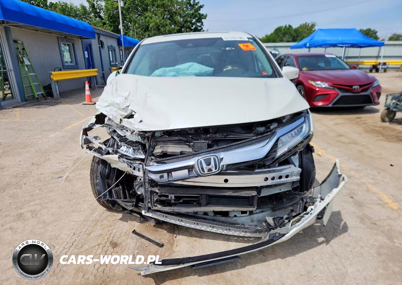 2018 Honda Odyssey Touring VIN:5FNRL6H82JB001021 - 5
