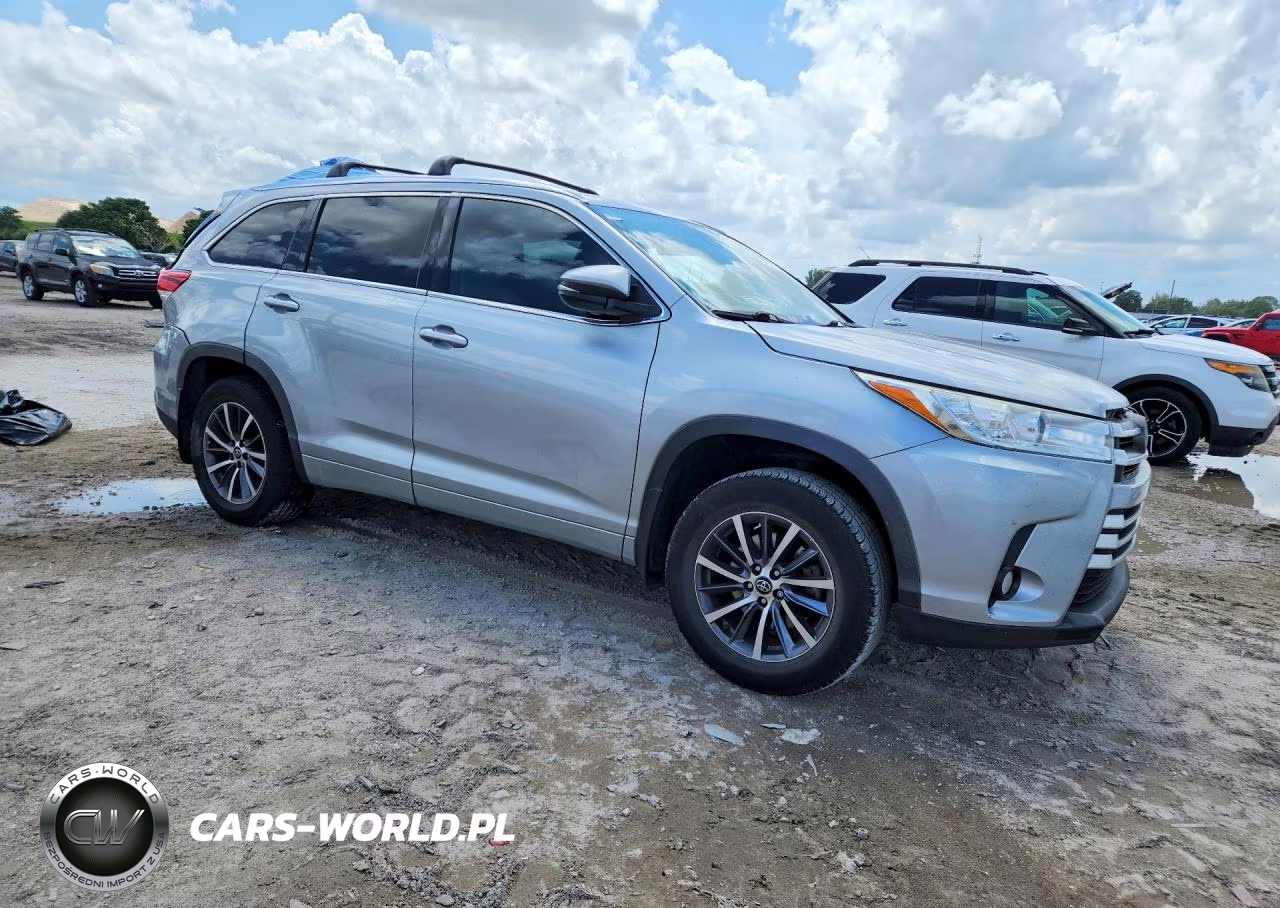 2017 Toyota Highlander Xle VIN:5TDKZRFH7HS517143 - 4