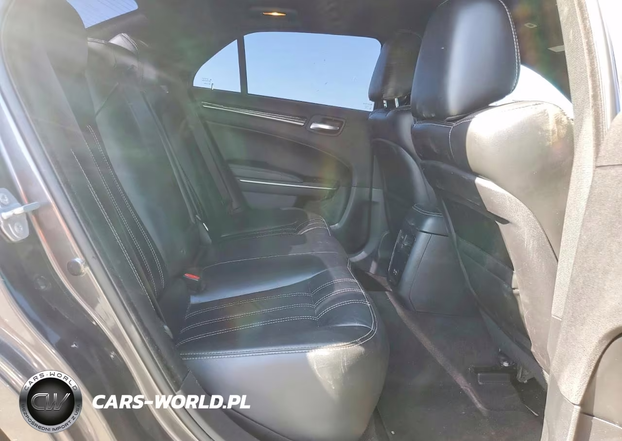2019 Chrysler 300 S VIN:2C3CCABT8KH529801 - 10