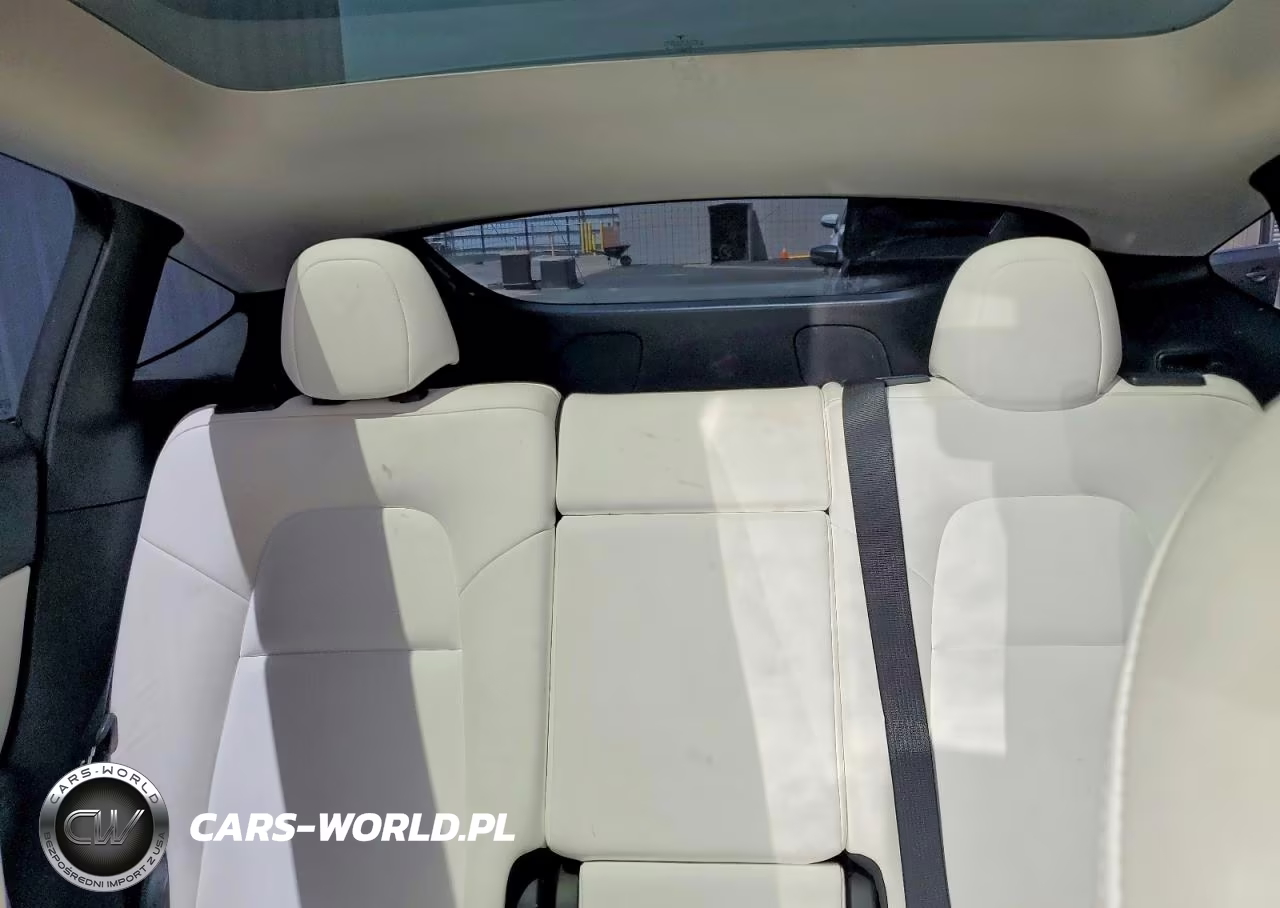 2022 Tesla Model Y VIN:7SAYGDEE2NF348470 - 10