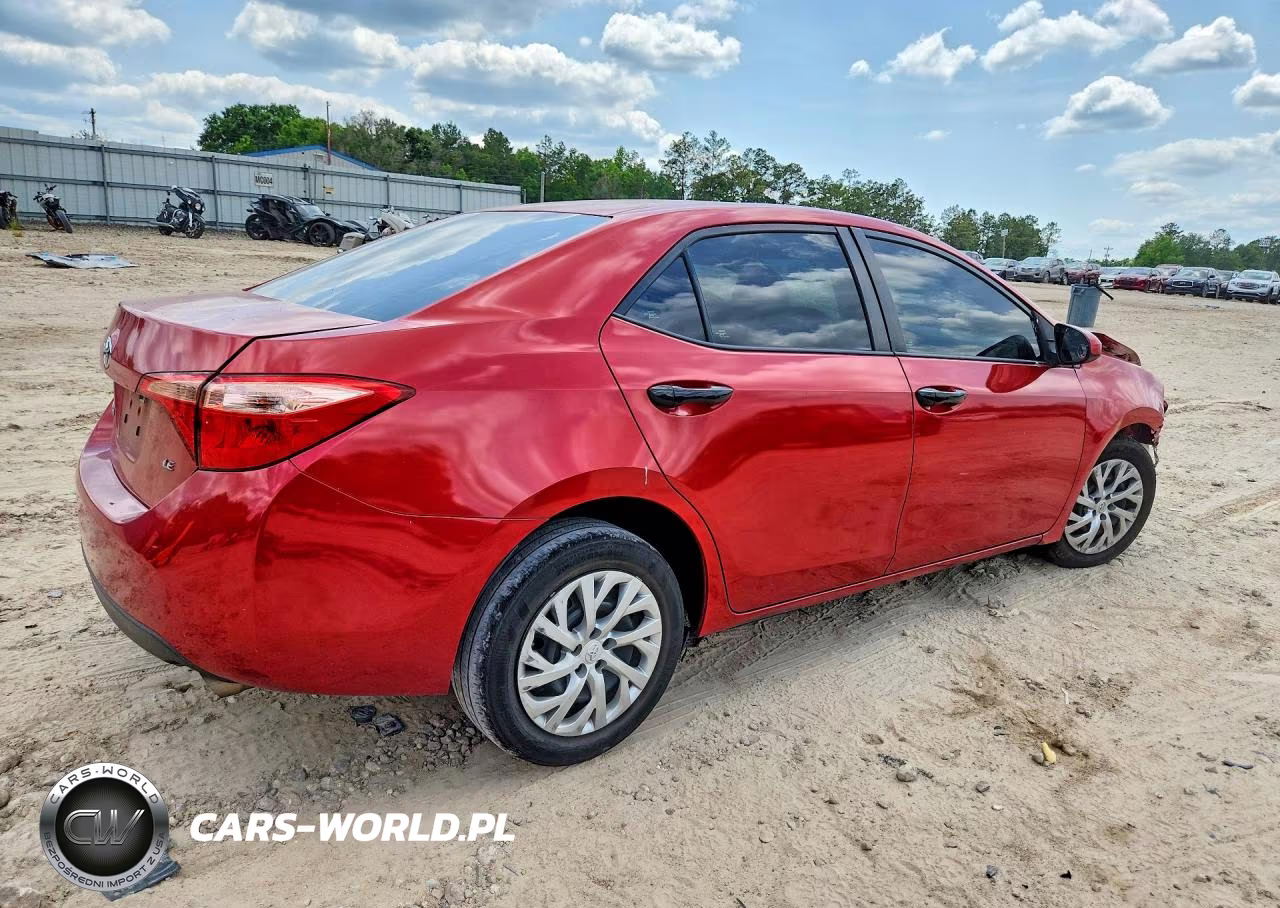 2018 Toyota Corolla Le VIN:5YFBURHE6JP821547 - 3