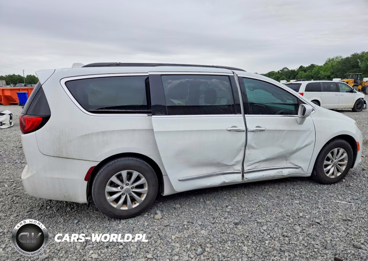 2017 Chrysler Pacifica Touring L VIN:2C4RC1BG5HR795580 - 3