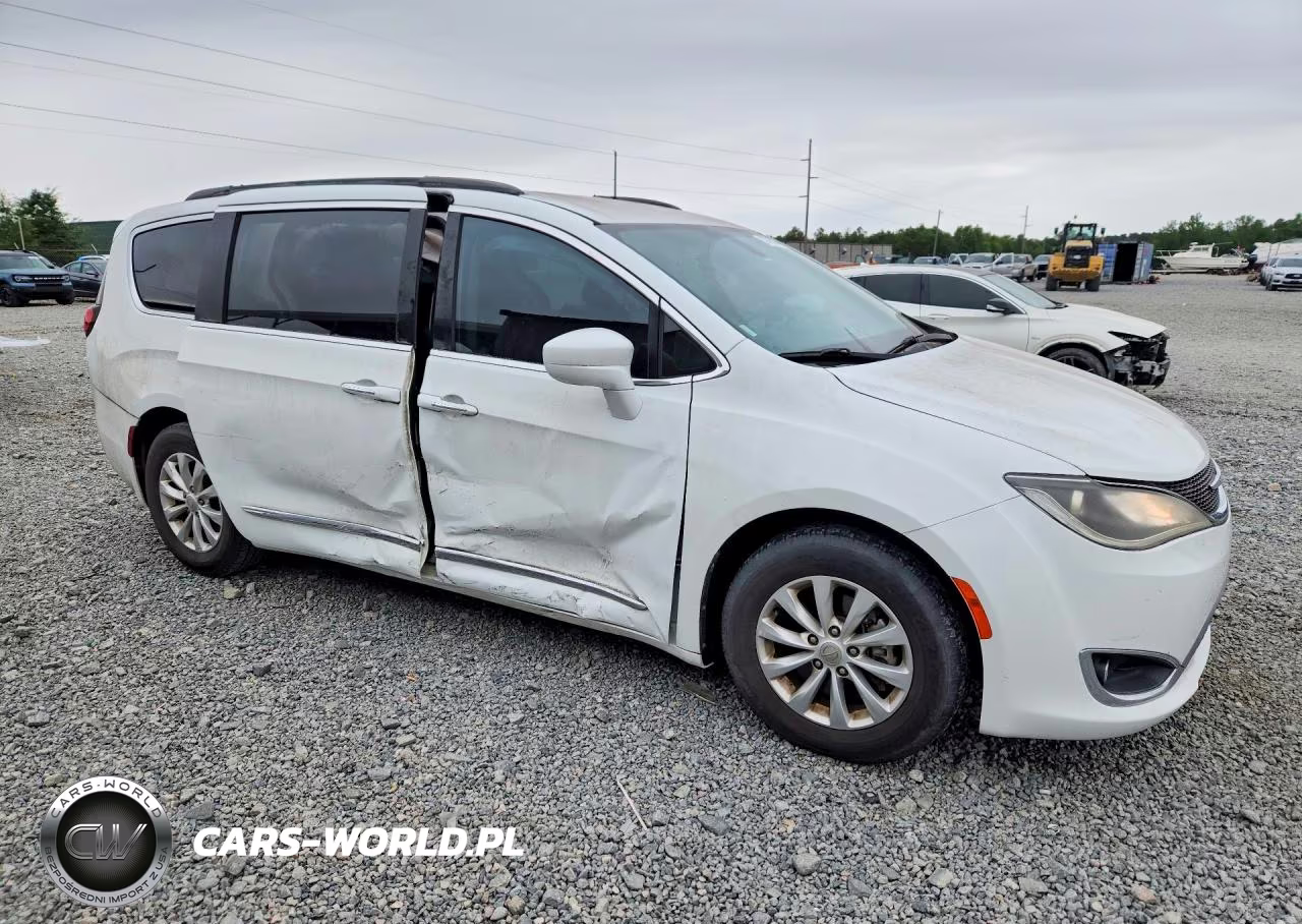 2017 Chrysler Pacifica Touring L VIN:2C4RC1BG5HR795580 - 4