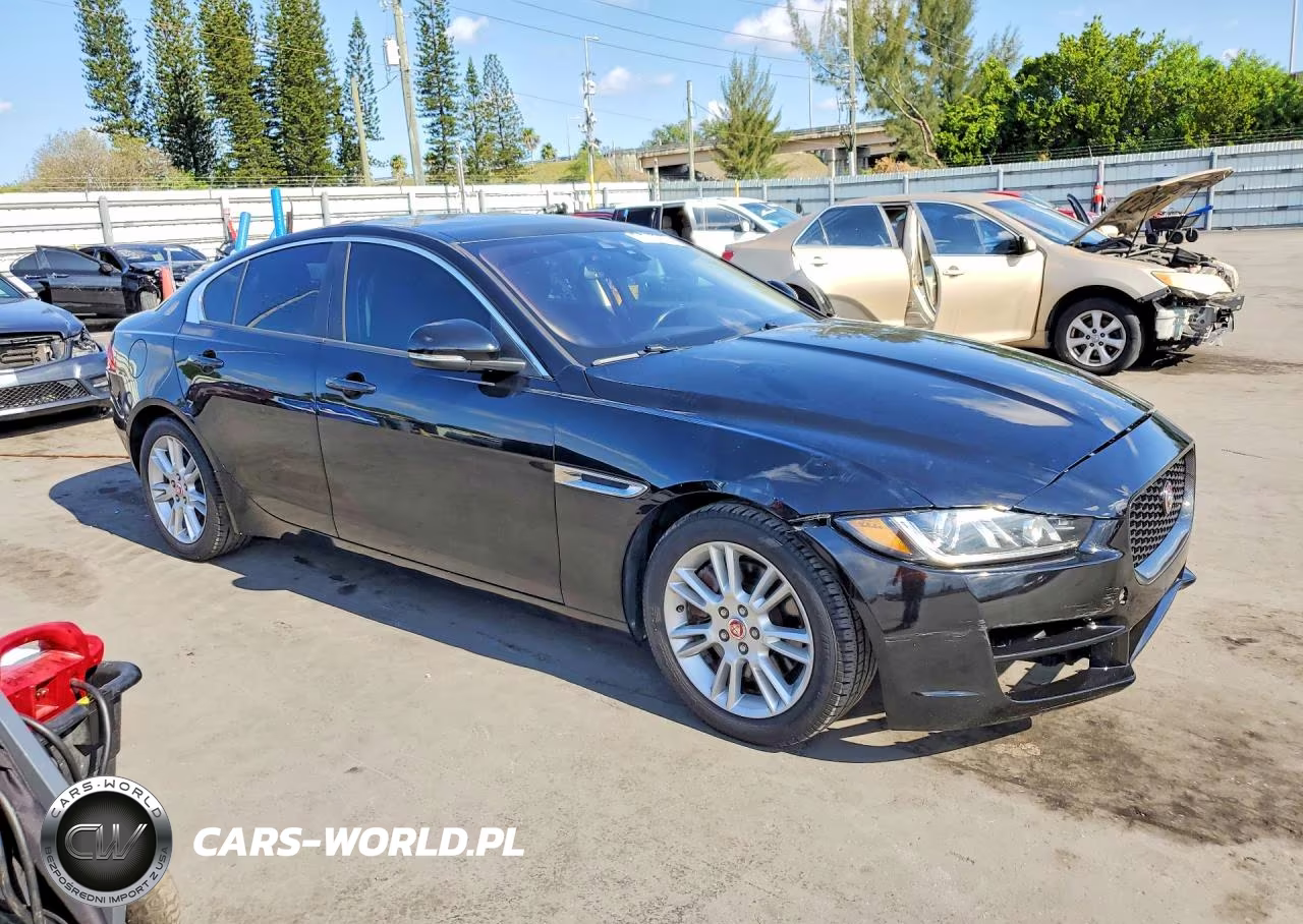 2017 Jaguar Xe Premium VIN:SAJAD4BG8HA969112 - 4