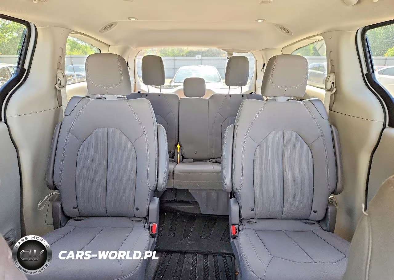 2017 Chrysler Pacifica Touring VIN:2C4RC1DG4HR520148 - 10