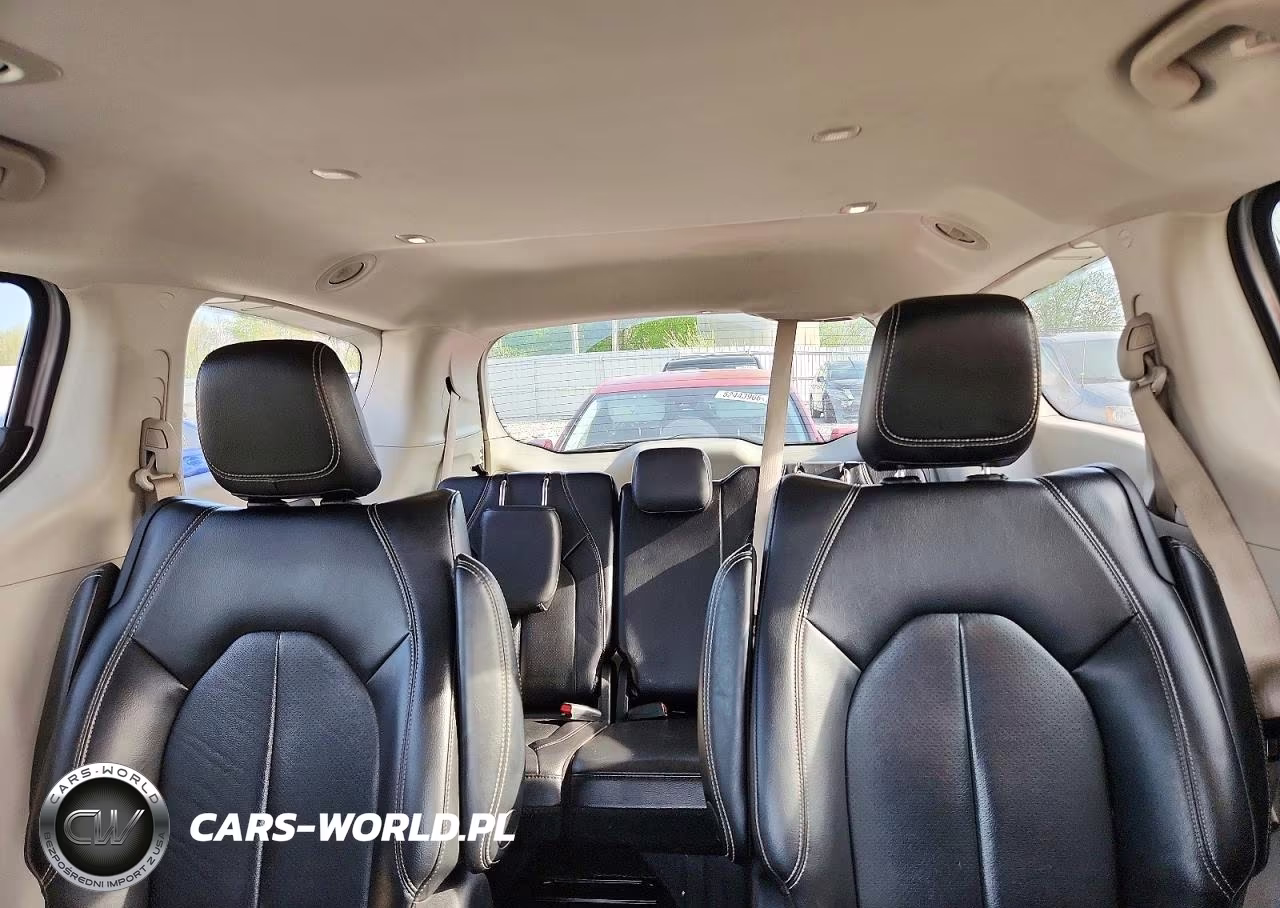 2022 Chrysler Pacifica Hybrid Touring L VIN:2C4RC1L72NR134891 - 10