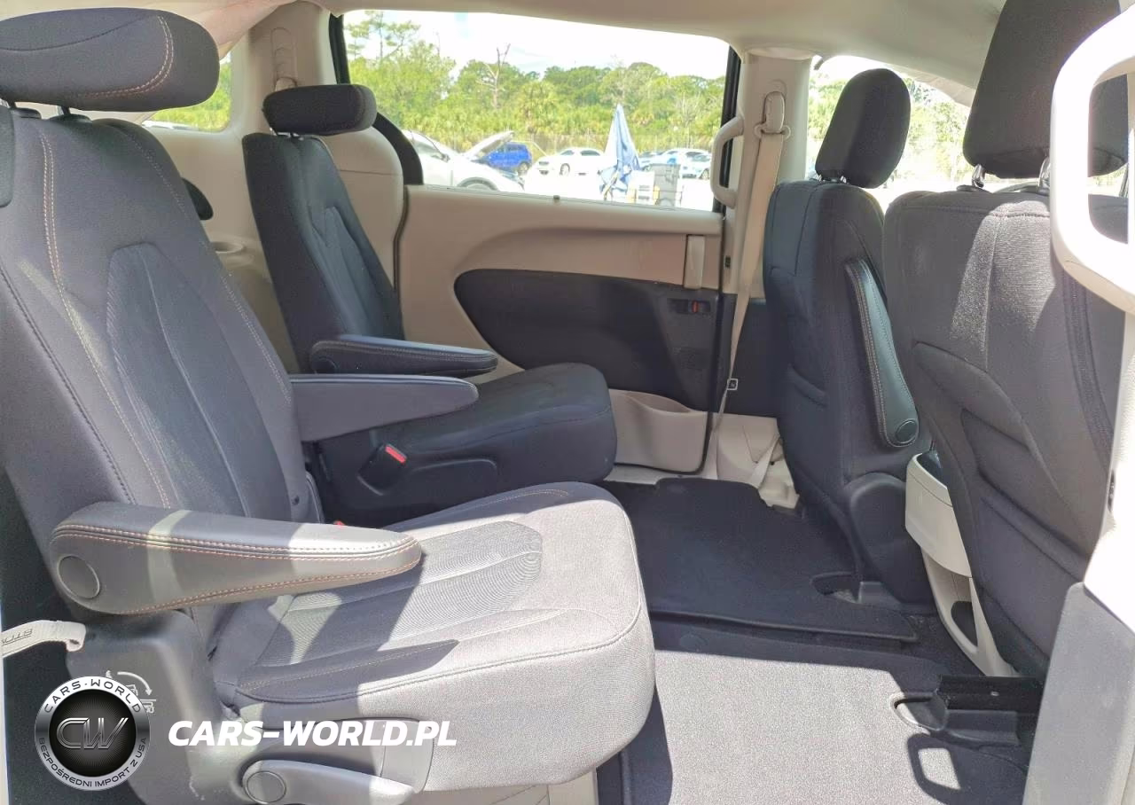 2019 Chrysler Pacifica Touring Plus VIN:2C4RC1FG8KR738081 - 11