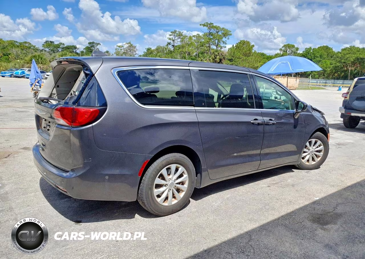 2019 Chrysler Pacifica Touring Plus VIN:2C4RC1FG8KR738081 - 3