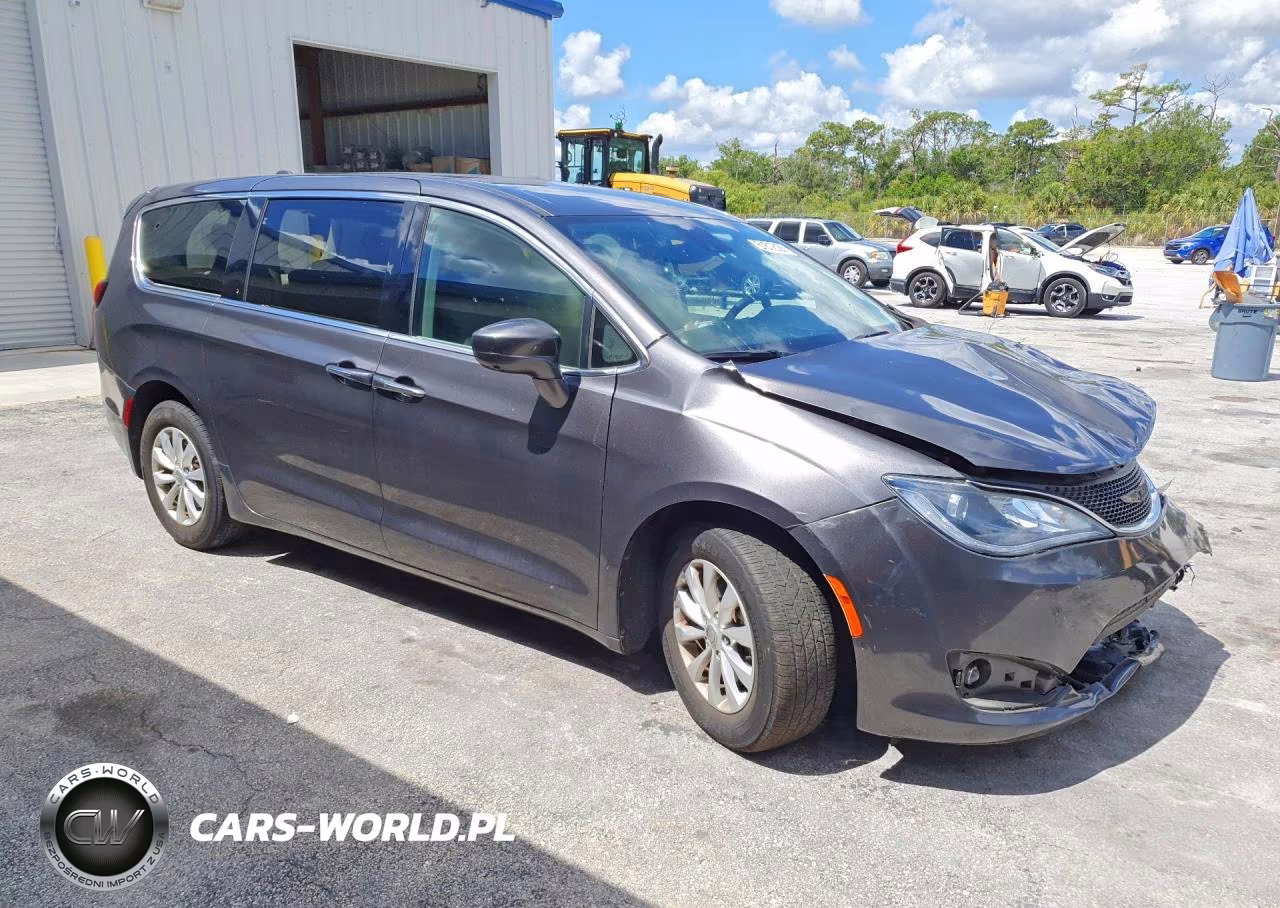 2019 Chrysler Pacifica Touring Plus VIN:2C4RC1FG8KR738081 - 4