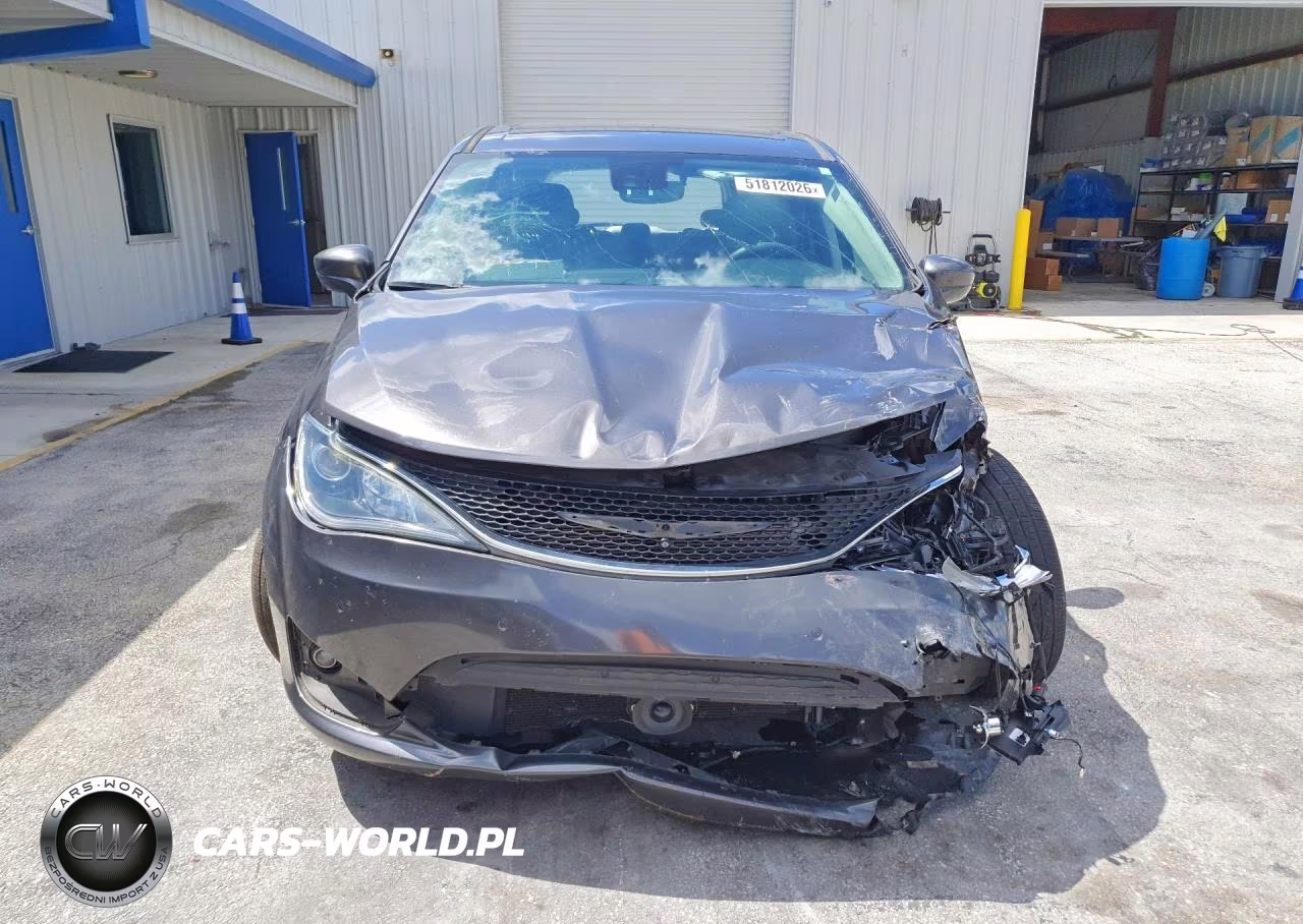 2019 Chrysler Pacifica Touring Plus VIN:2C4RC1FG8KR738081 - 5