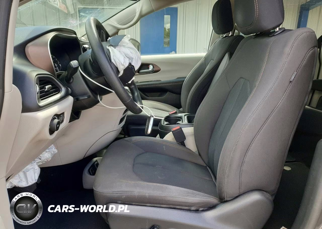 2019 Chrysler Pacifica Touring Plus VIN:2C4RC1FG8KR738081 - 7