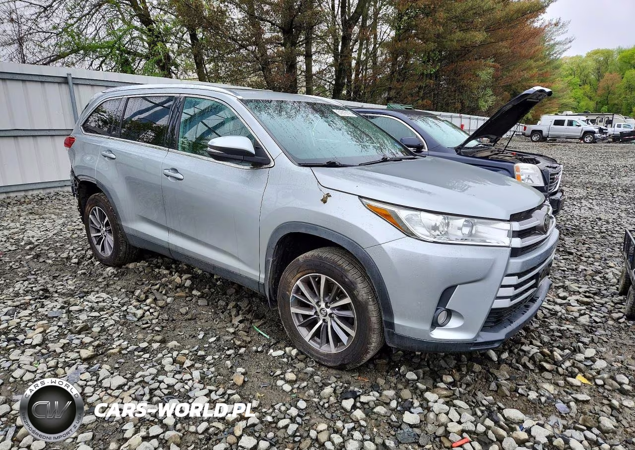 2019 Toyota Highlander Xle VIN:5TDJZRFH9KS622351 - 4