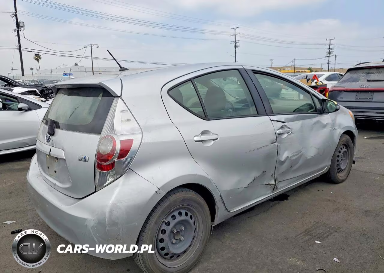 2013 Toyota Prius C Two VIN:JTDKDTB39D1545572 - 3