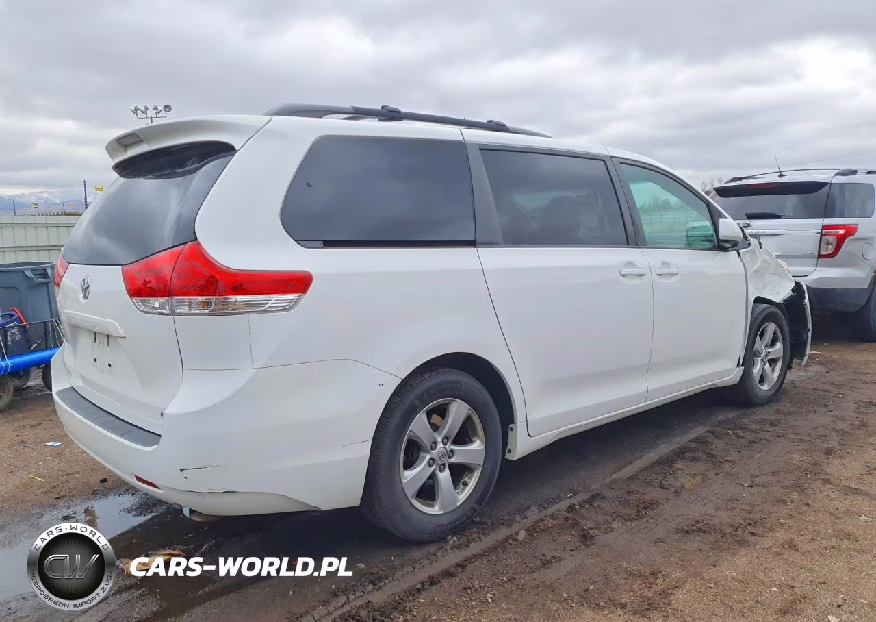 2014 Toyota Sienna VIN:5TDKK3DC8ES426676 - 3