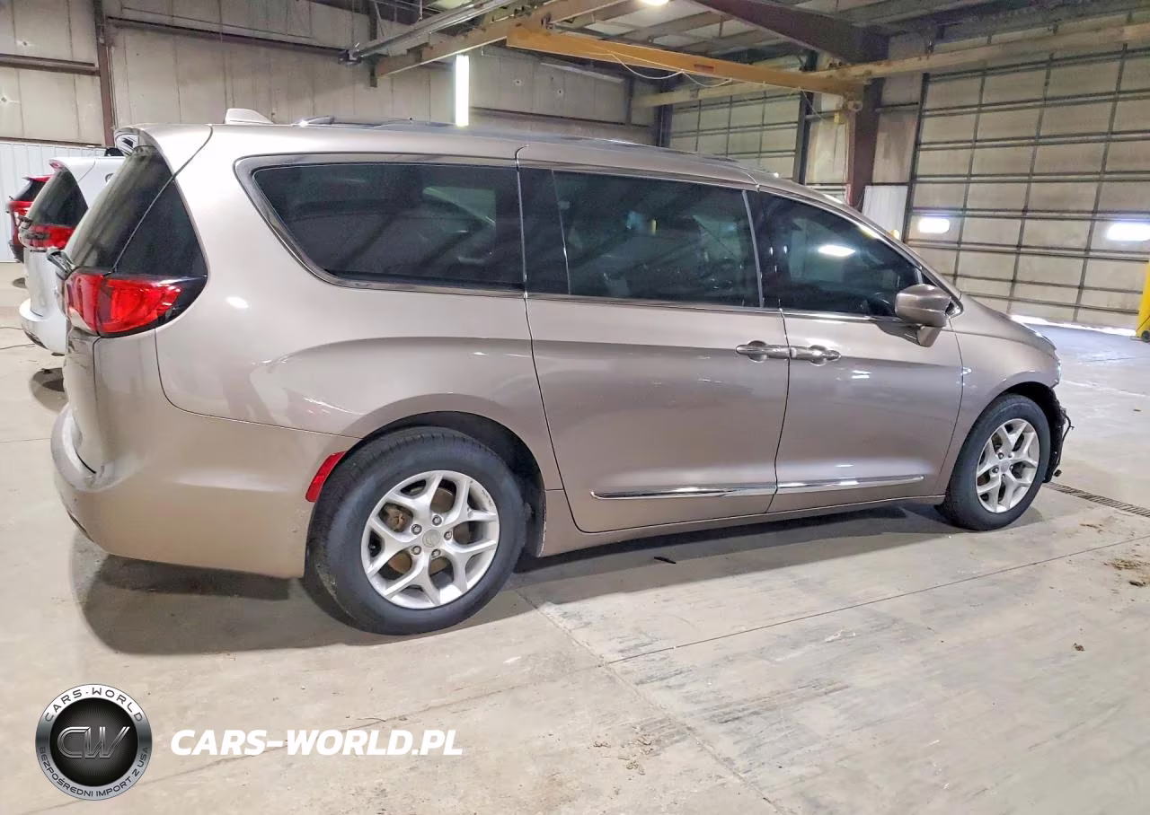 2017 Chrysler Pacifica Touring L Plus VIN:2C4RC1EG6HR585288 - 3
