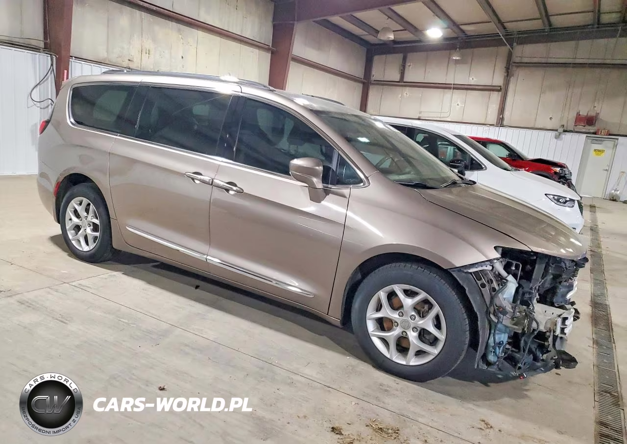 2017 Chrysler Pacifica Touring L Plus VIN:2C4RC1EG6HR585288 - 4