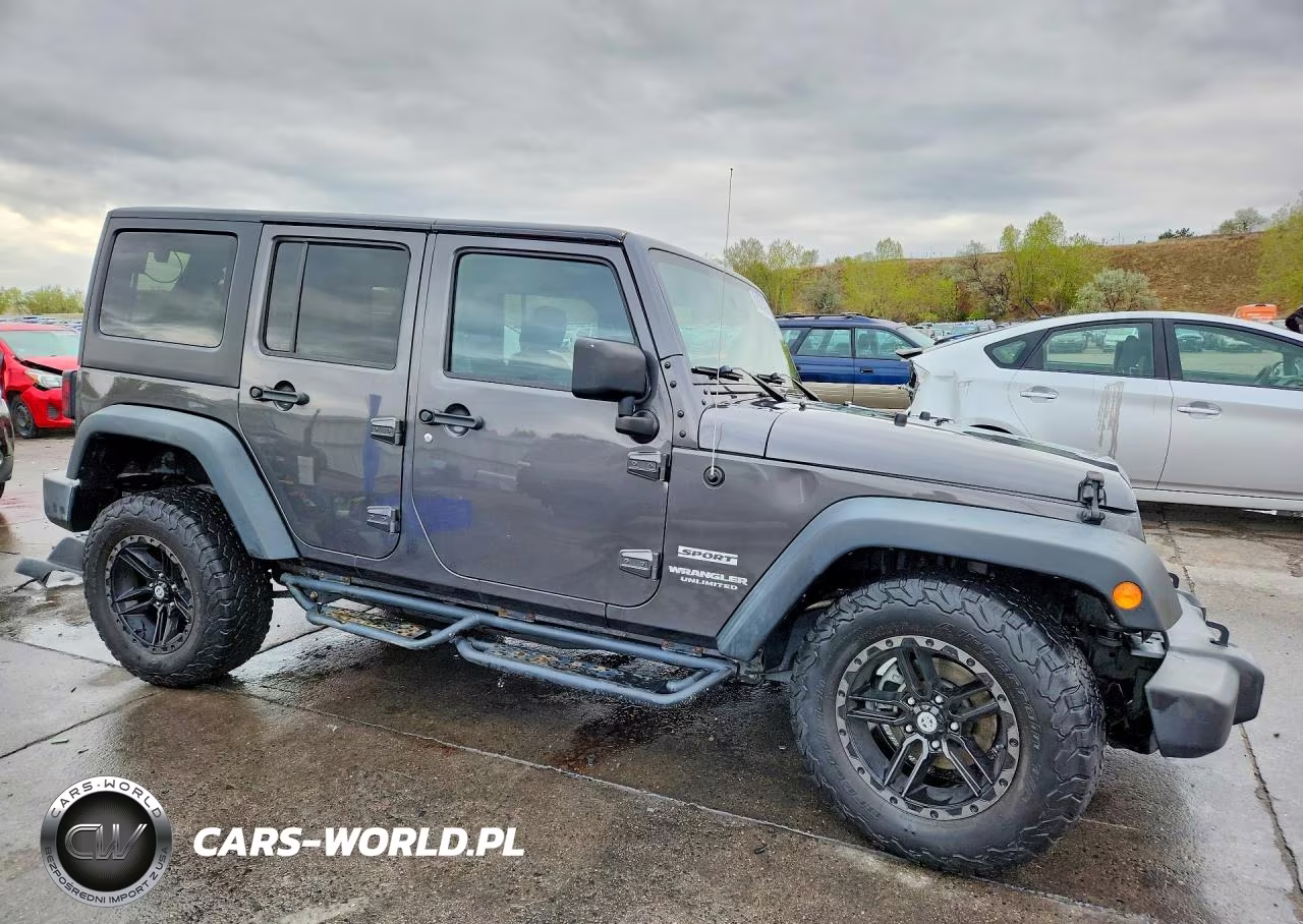 2016 Jeep Wrangler Unlimited Sport VIN:1C4BJWDGXGL335615 - 4