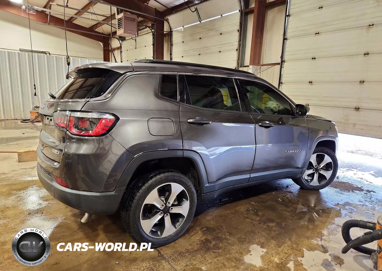 2019 Jeep Compass Latitude VIN:3C4NJDBB8KT703800 - 3