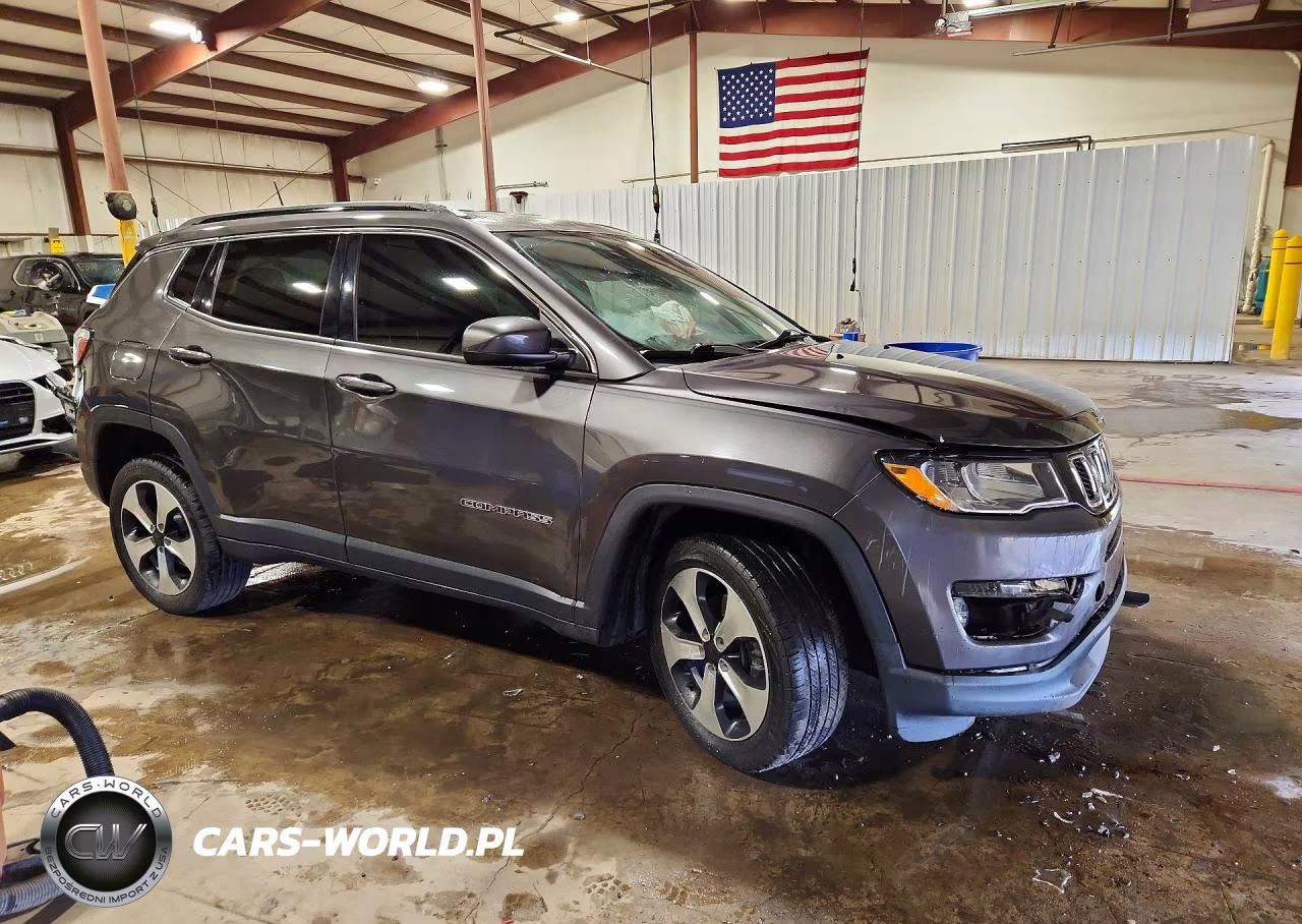 2019 Jeep Compass Latitude VIN:3C4NJDBB8KT703800 - 4
