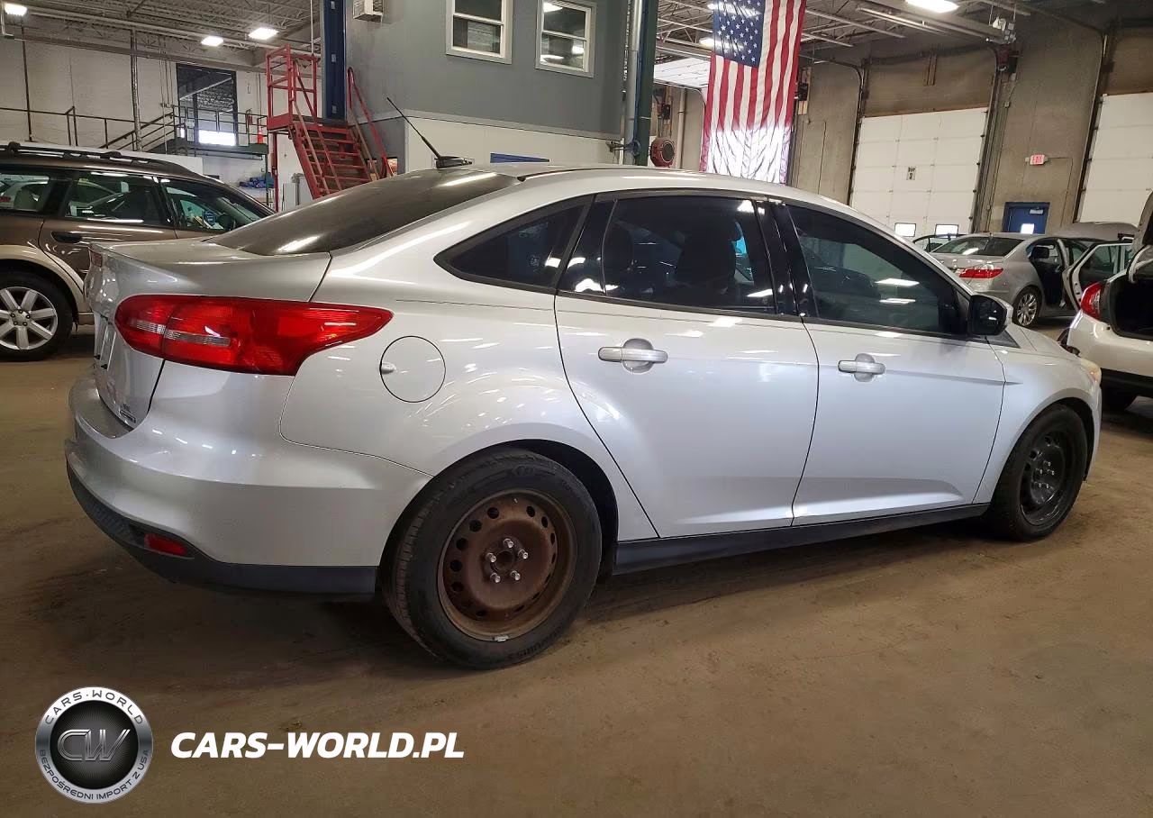 2015 Ford Focus Se VIN:1FADP3F25FL347800 - 3