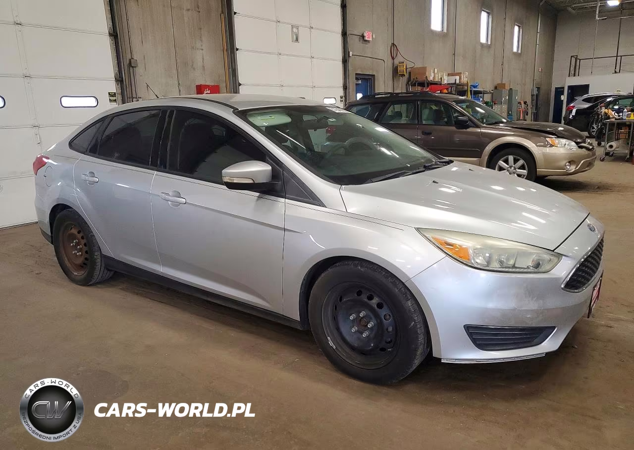 2015 Ford Focus Se VIN:1FADP3F25FL347800 - 4