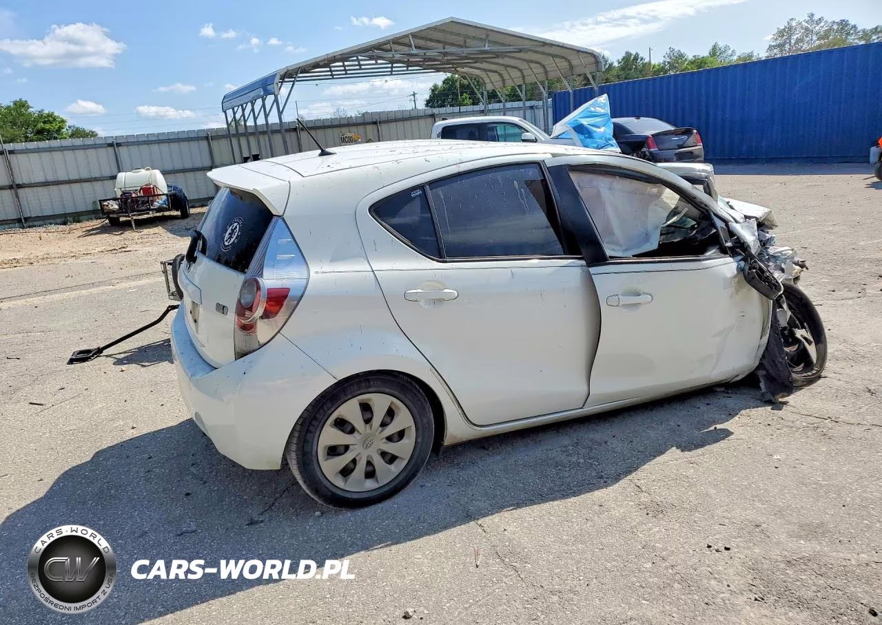 2014 Toyota Prius C Two VIN:JTDKDTB33E1567651 - 3