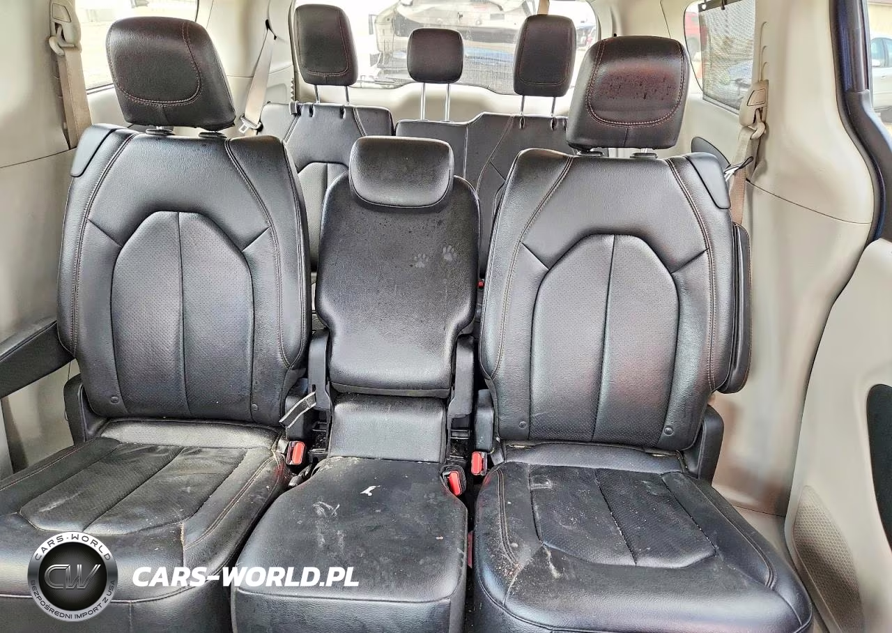 2018 Chrysler Pacifica Touring L VIN:2C4RC1BG5JR234799 - 10