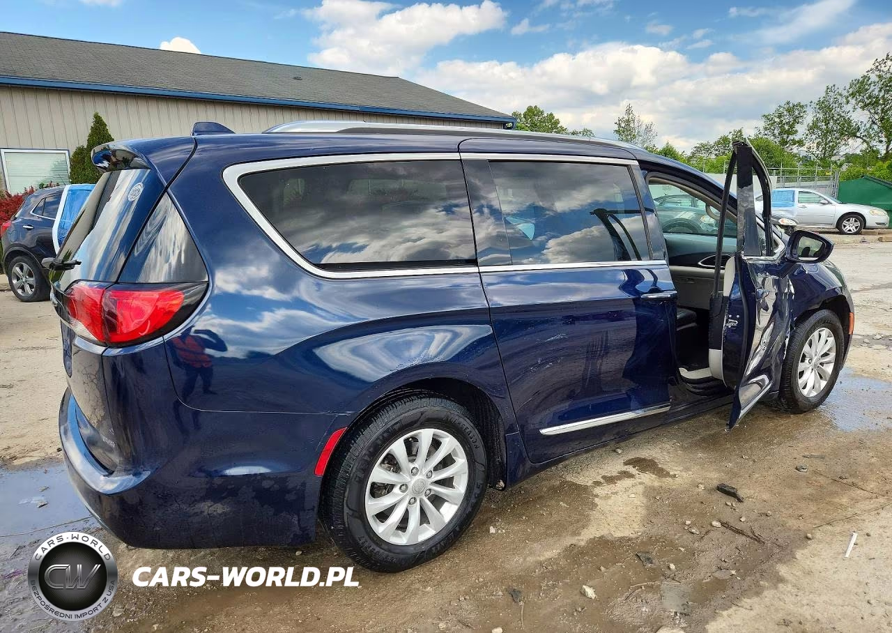 2018 Chrysler Pacifica Touring L VIN:2C4RC1BG5JR234799 - 3