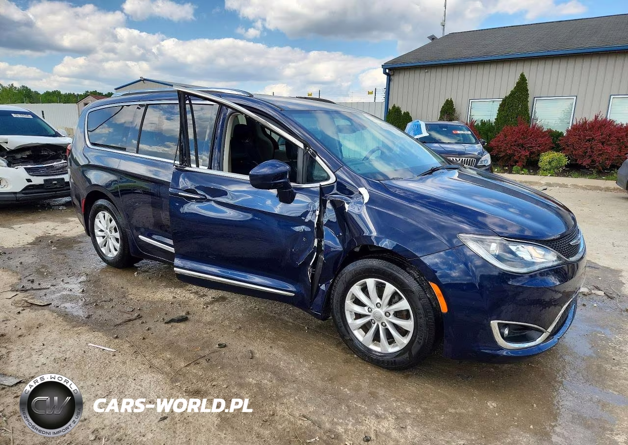 2018 Chrysler Pacifica Touring L VIN:2C4RC1BG5JR234799 - 4