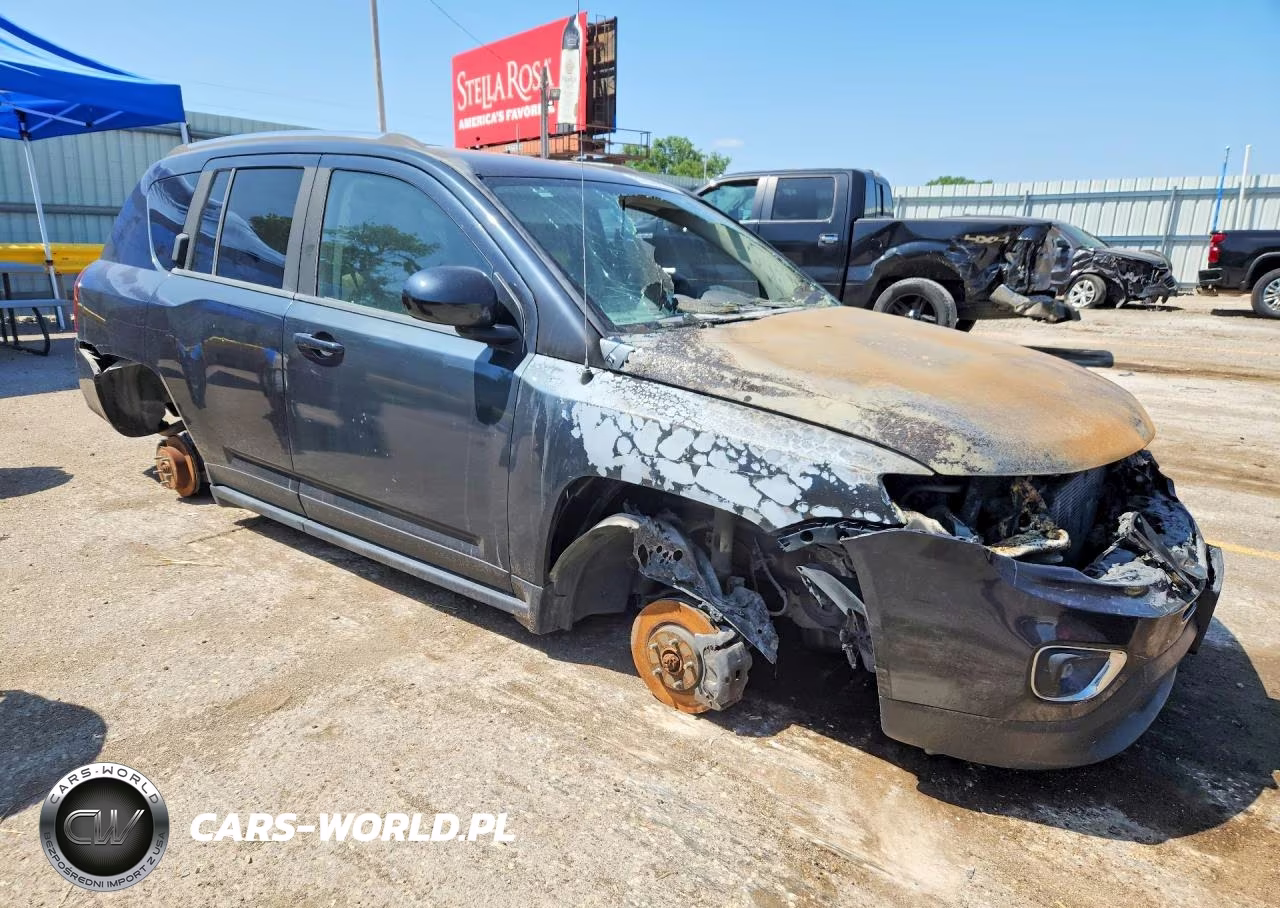 2015 Jeep Compass Latitude VIN:1C4NJDEB2FD357282 - 4