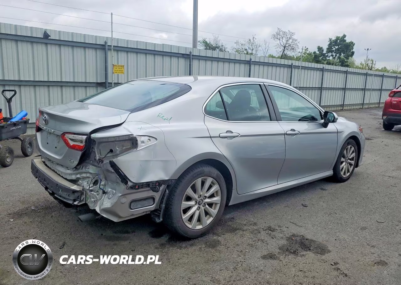 2018 Toyota Camry Le VIN:4T1B11HK2JU625040 - 3
